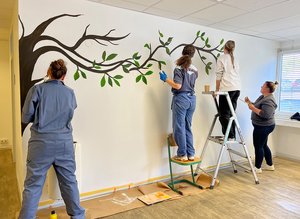 Ein gemalter Orangenbaum ziert nun eine Wand im Aufenthaltsraum des BBW.