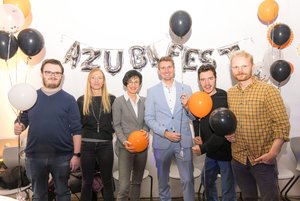 Organisatoren und Verantwortliche feierten den Auftakt des ersten Azubi-Fests in Heidelberg. In der Mitte Bürgermeisterin Stefanie Jansen und BBW-Leiter Martin Holler. Foto: Sabine Arndt