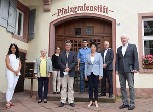 Verabschiedeten den Pfalzgrafenstift-Heimleiter in den Ruhestand: Melanie Berger, Ursula Beckert, Tanja Herkel, Udo Fütterer, Alexander Straus, Simone Bansbach-Edelmann, Martin Adel und Jörg Huber (v.l.).