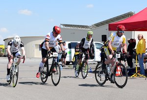 Start frei für das Straßenrennen beim Radsporttag auf dem Flugplatz Walldürn.