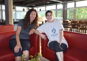 Für Patrizia Spaulding (rechts) stehen ab dem 17. Juni die ersten Weltspiele von Special Olympics auf dem Programm. Claudia Geiger, Sportkoordinatorin der Johannes-Diakonie, wird als Wettkampf-Verantwortliche für den Radsport in Berlin vor Ort sein.