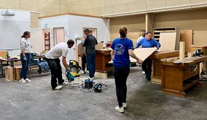 In der Holzwerkstatt wurden Tischplatten für die Montage vorbereitet.