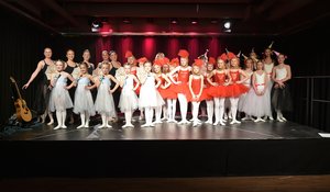 Tänzerinnen der Ballettschule Holzschuh auf der fideljo-Bühne