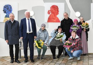 Blumen gab es zum Projektende von den Vorständen Martin Adel und Jörg Huber für Miriam Belzner, Angela Gelbarth, Michael Allespach, Eva Reich, Elvira Wagner und Ingrid Neff (von links).