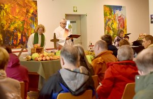 Im Eröffnungsgottesdienst zum Erntedank- und Herbstfest erinnerten Pfarrerin Wiltrud Schröder-Ender und Diakon Joachim Szendzielorz (im Hintergrund) daran, was der Mensch Gott und seiner Schöpfung entgegenbringen sollte: Respekt, Demut und Dankbarkeit.