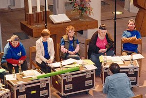 Premiere in der Stiftskirche: (von links) Tanja Schmidt, Gaby-Eisner Just, Nicole Baluci, Luisa Carlino und Daniel Will bei der Lesung des „jo!-Magazins“.