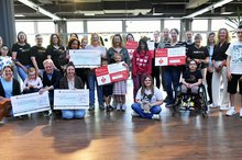 Mitglieder von Inner Wheel und Soroptimist sowie Menschen aus der Johannes-Diakonie posieren bei einerSpendenübergabe im Kultur- und Begegnungszentrum fideljo.