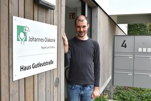 Kevin Wohlschlegel am Eingang der "Gutleutstraße 4"