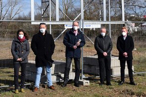 Trafen sich zum symbolischen Baustart des Wohnangebots für Menschen mit Behinderung der Johannes-Diakonie: Melanie Amelung, Alexander Neidig, Dr. Ralf Göck, Martin Adel und Fabian Scheffczyk (v.l.).