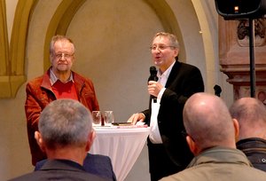 Pfarrer Richard Lallathin im Gespräch mit dem Fotografen Dietmar Riemann.