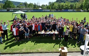 Alle Aktiven bei den Nordbadischen Fußballmeisterschaften jubeln gemeinsam bei der Siegerehrung