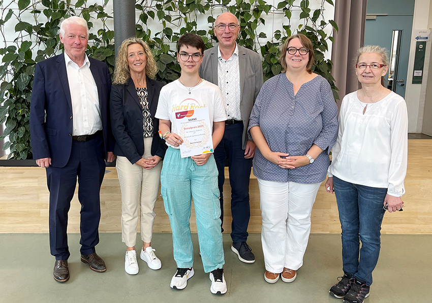 Hannah Humyn (3. von links) freut sich über den „Johannes-Diakonie Sozialpreis 2025“ gemeinsam mit Jörg Huber, Tanja Bauer (von links), Heike Göhrig-Müller, Dr. Anette Stier und Jochen Schwab (von rechts).