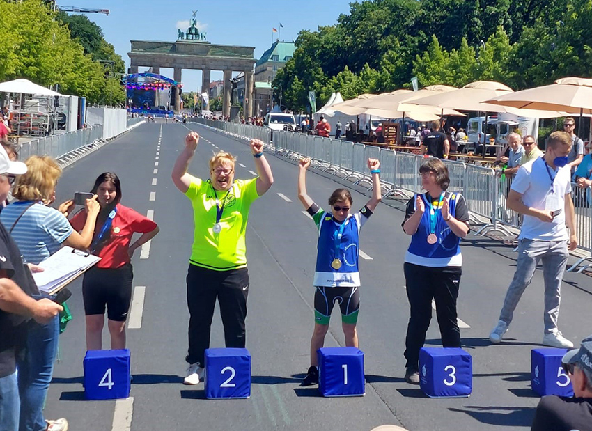 Vielfach jubeln könnten die Athletinnen und Athleten der Johannes-Diakonie bei den Special Olympics in Berlin – wie hier Radfahrerin Elena Bergen (Mitte) bei ihrem Triumph beim 5-Kilometer-Einzelzeitfahren.