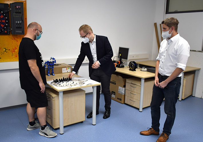 Bundestagsabgeordneter Dr. Jens Brandenburg bekam beim BBW einen Einblick in die Fachinformatik-Ausbildung und in die Möglichkeiten des 3D-Drucks.