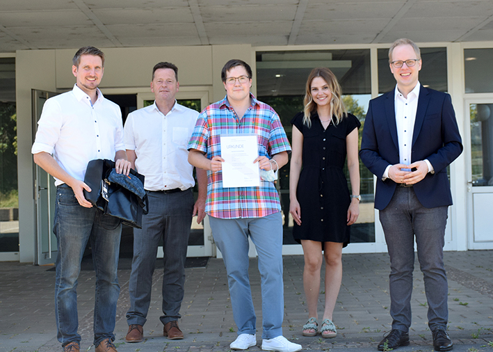 Zum Ausbildungsabschluss gab es einen Landespreis: Dr. Martin Holler, Thorsten Ringwald, Alexander Trommenschleger, Isabell Blum und Dr. Jens Brandenburg (v.l.).