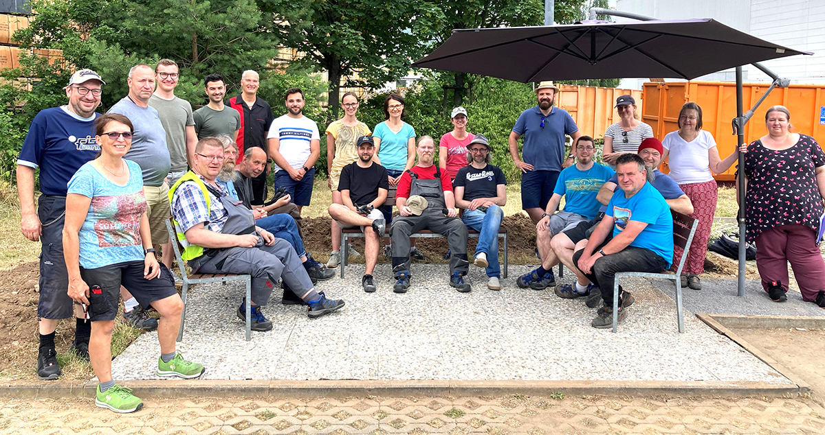 SAP-Mitarbeitende und Menschen aus den Rhein-Neckar-Werkstätten im Garten der Werkstätten