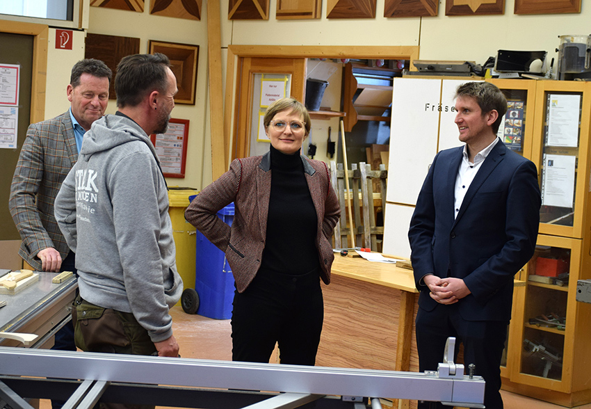 FFranziska Brantner machte sich im BBW gemeinsam mit Martin Holler (rechts), Schulleiter Thorsten Ringwald (links) ein Bild von den Ausbildungswerkstätten, wie hier im Bereich Holz mit Ausbilder Frank von Tilinsky (2. von links).