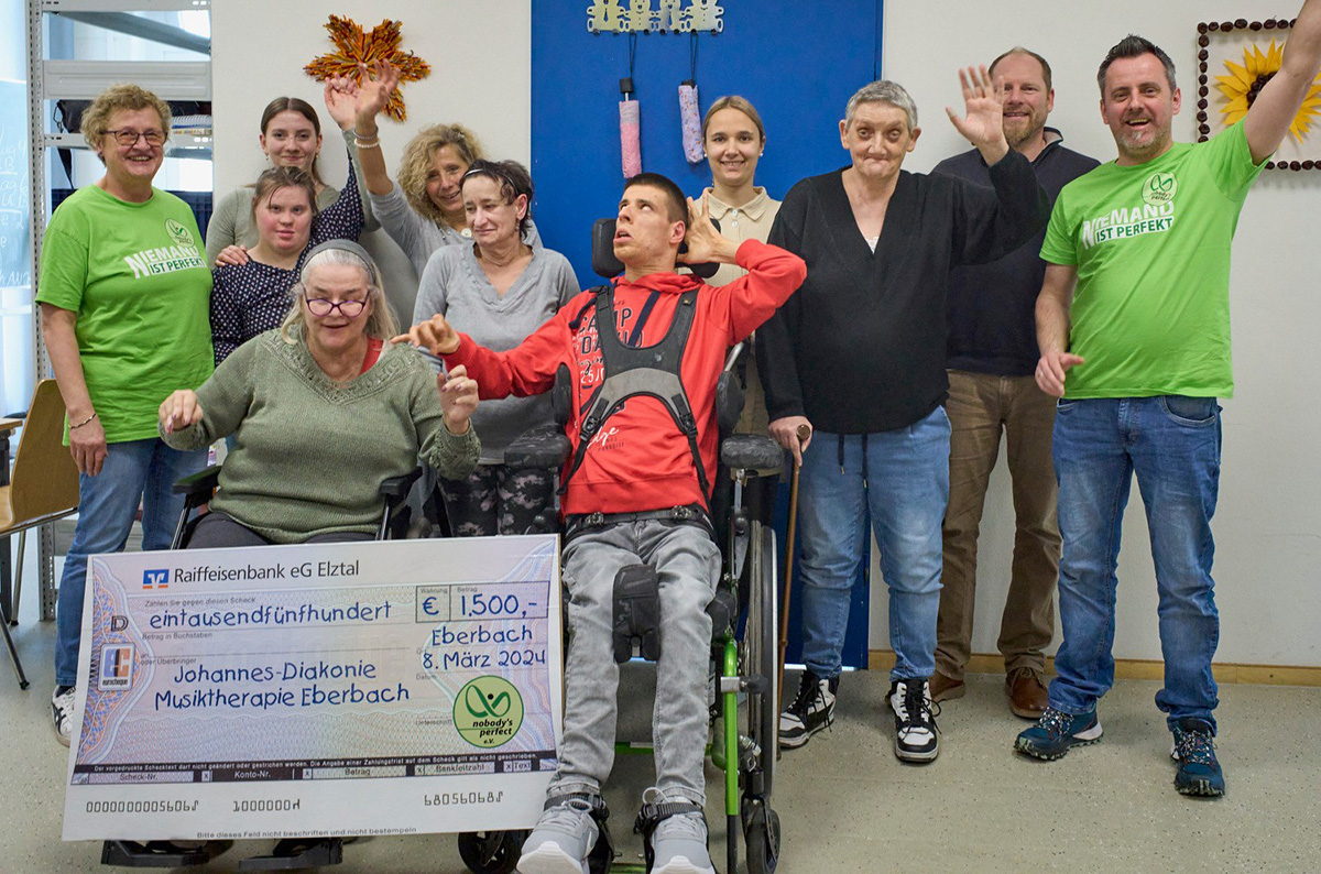 Beschäftigte des EBAZ und Gäste vom Verein „Nobody`s Perfect“ bei einer Spendenübergabe