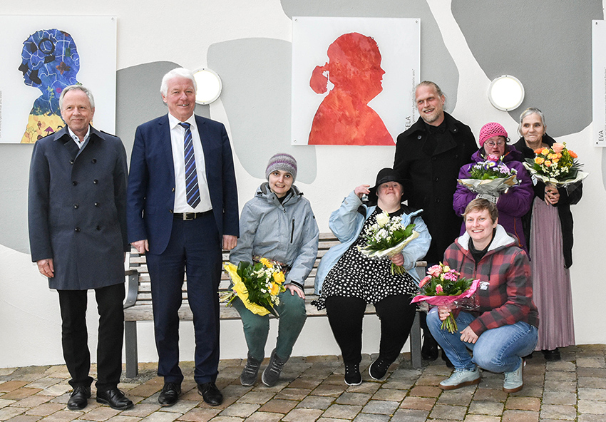 Blumen gab es zum Projektende von den Vorständen Martin Adel und Jörg Huber für Miriam Belzner, Angela Gelbarth, Michael Allespach, Eva Reich, Elvira Wagner und Ingrid Neff (von links).
