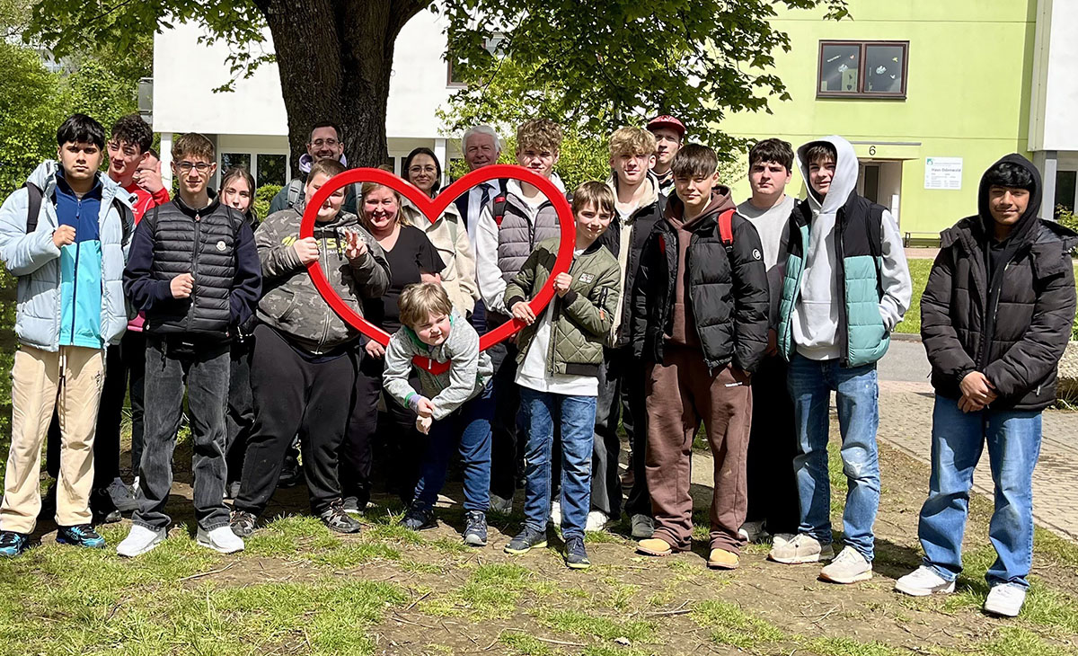Schüler und Schülerinnen von Schwarzbach Schule und Auguste-Pattberg-Gymnasium