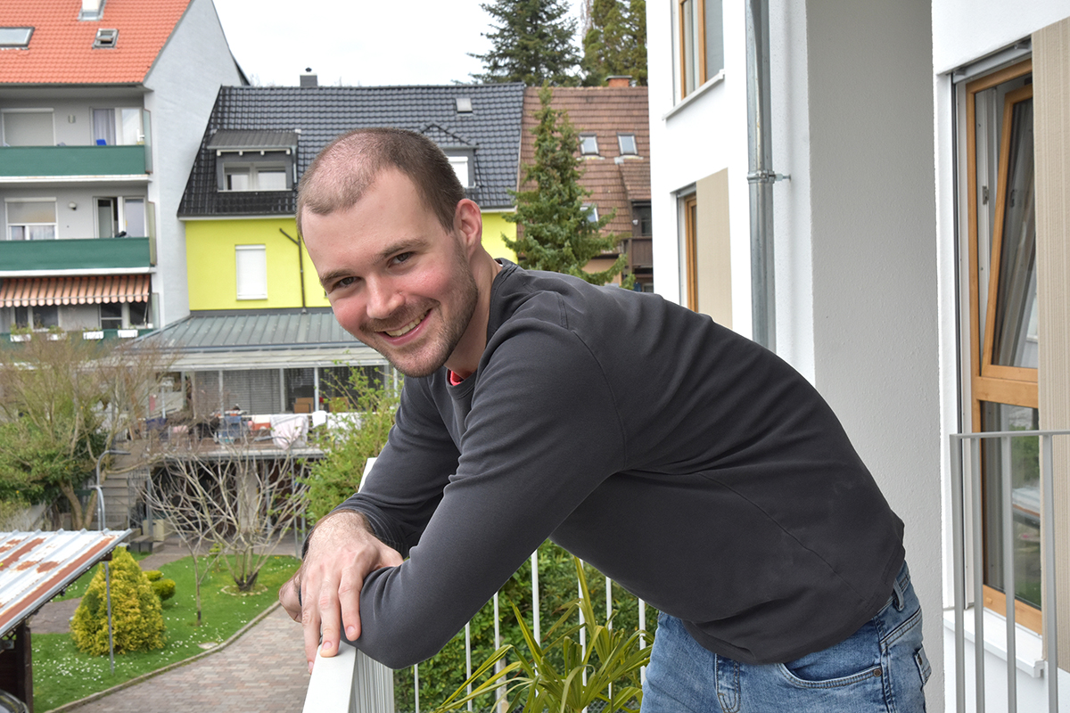 Kevin Wohlschlegel auf dem Balkon seiner Wohnung