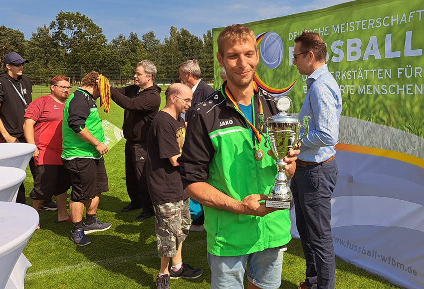Udo Götz nahm den Pokal für den 9. Platz von Ex-Nationalspieler Michael Preetz entgegen.