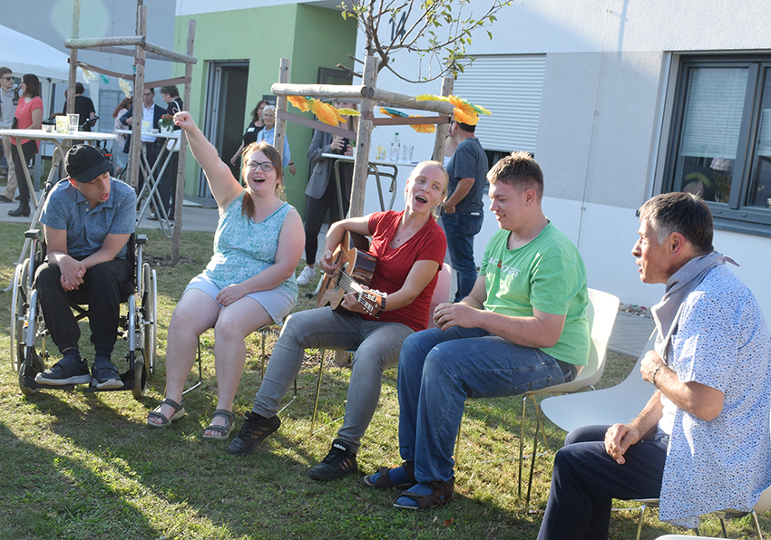 Bewohnerinnen und Bewohner des Hauses sorgten gemeinsam mit Musiktherapeutin Cornelia Wörner für Musik beim Willkommensfest.