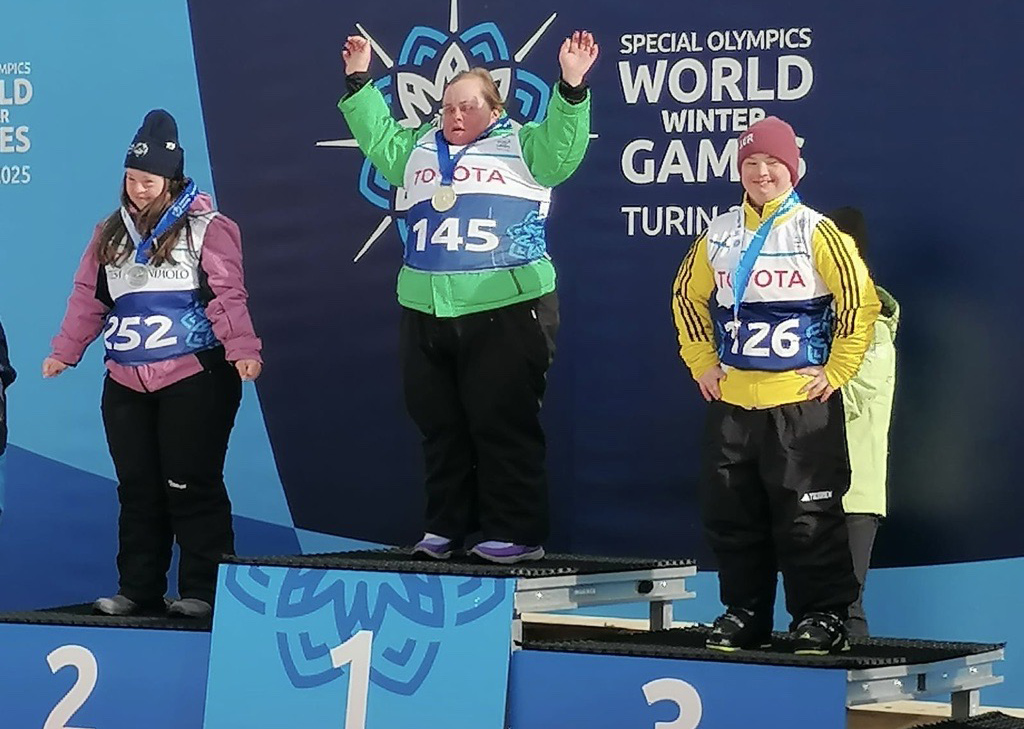 Bronzemedaille bei den Weltspielen für Maren Rrinderpacher (rechts). Hinter der Irin Lucy Best und der Rumänin Mara Oprea wurde die Lahrerin im Super G Dritte.